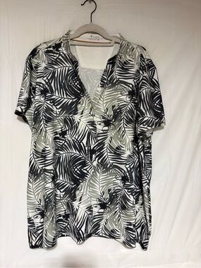 Lopez V-Neck Short Sleeve Tee in Olive and Black Palm Print